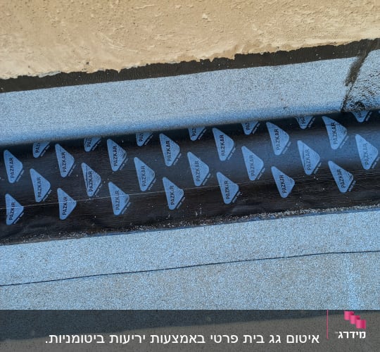 חומר איטום עם כיתוב פזקר על משטח בטון